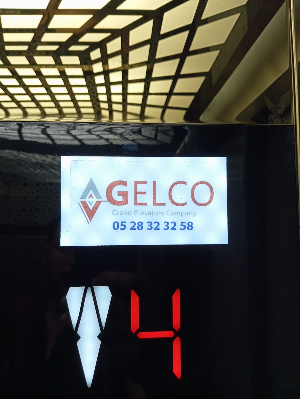 Afficheur de palier gravé aux couleurs GELCO, indiquant le 4ᵉ étage