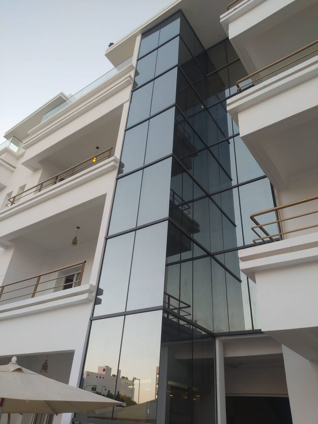 Ascenseur panoramique en façade — réalisation GELCO