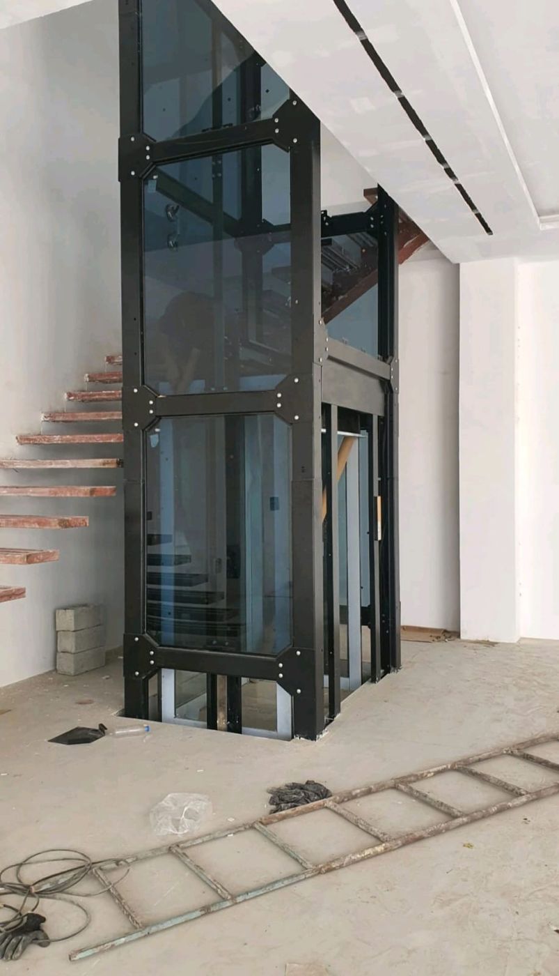 Ascenseur vitré dans la cage d'escalier — réalisation GELCO