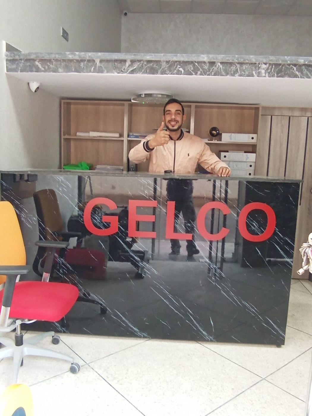 Le bureau GELCO, logo mural et espace de réception des clients