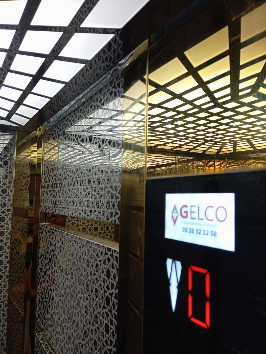 Cabine avec afficheur GELCO — réalisation GELCO