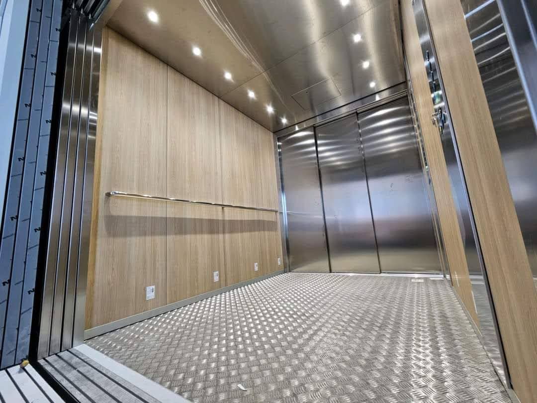 Cabine bois, sol inox damier — réalisation GELCO