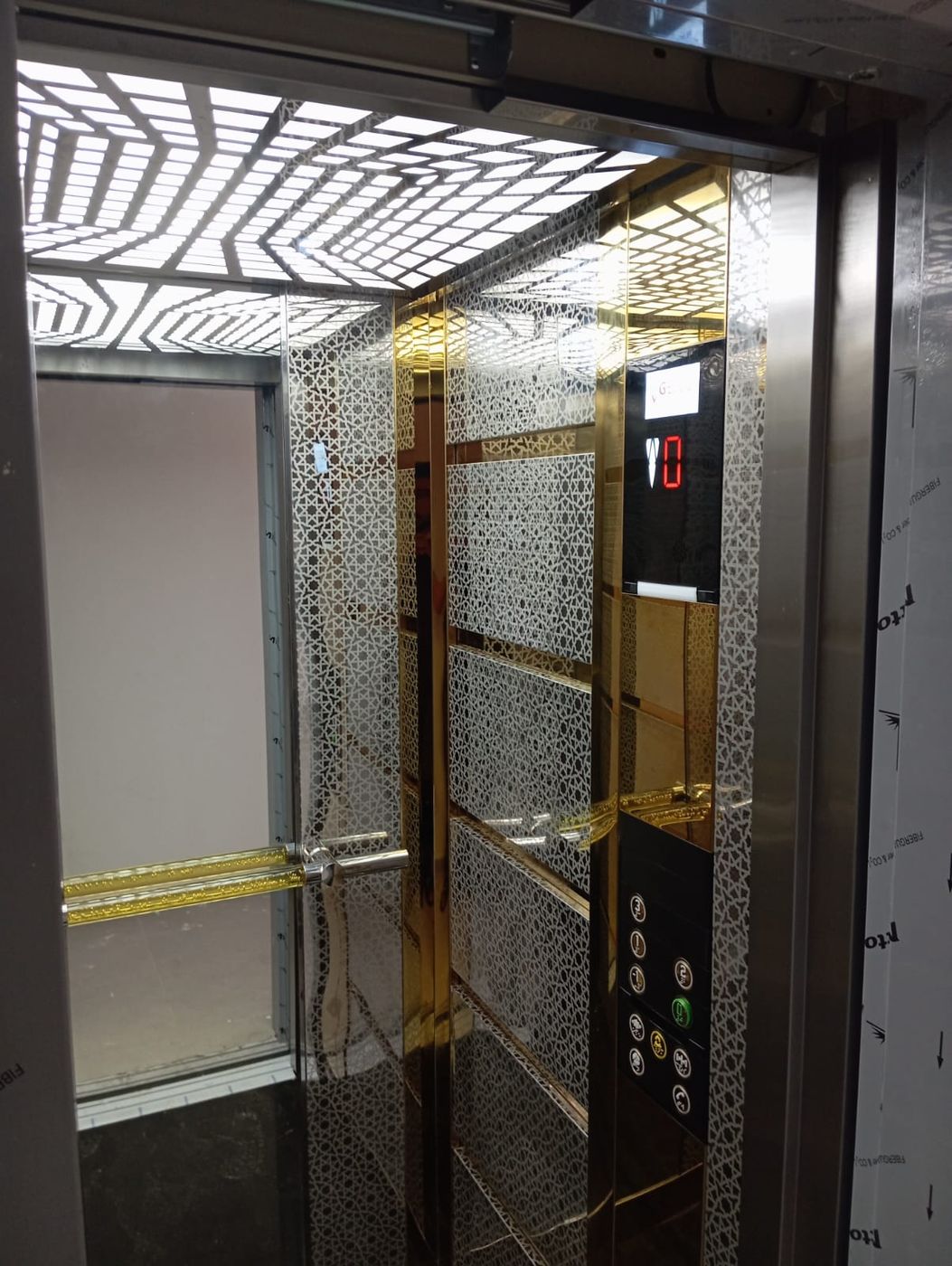 Cabine dorée à parois ajourées — réalisation GELCO