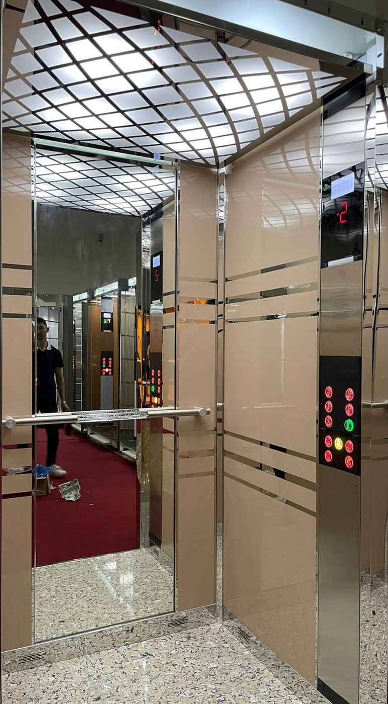 Cabine inox miroir, plafond quadrillé — réalisation GELCO